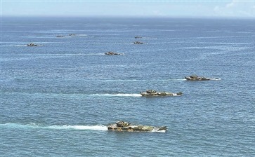 陸軍某旅開展海上協同訓練